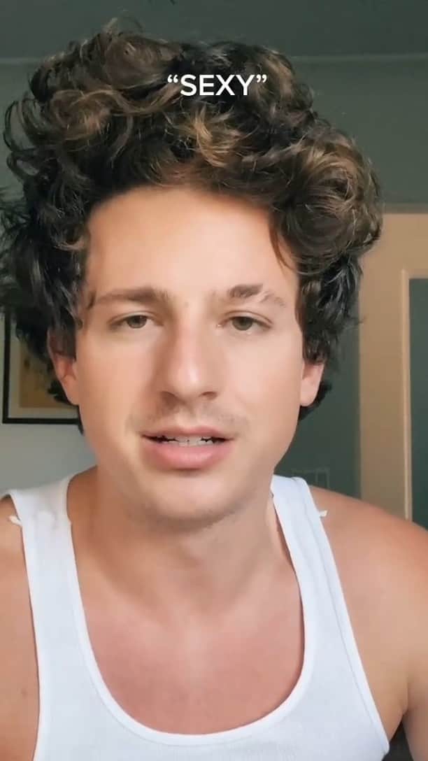 のインスタグラム：「あと20日で来日する #チャーリープース ✨ 【Charlie Puth】 皆さん、チャーリーの来日公演の準備は出来ていますか？ ユーモアたっぷりの彼の動画をお届け💞🎶  かわいすぎるチャーリーの楽曲はこちら☛ 🎧https://WarnerMusicJapan.lnk.to/cpplaylistFA」