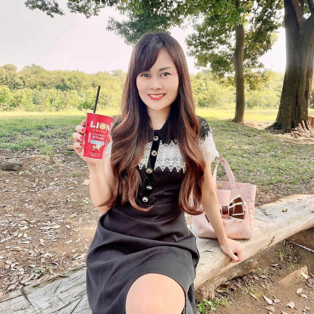 野本愛のインスタグラム：「普段から愛飲しているハワイのコーヒーブランド @lioncoffee_japan から 発売された LION COFFEE バニラマカダミア カフェオレ✨  バニラの甘さとマカダミアナッツの香ばしさが美味しい🥰✨✨  仕事の合間のリフレッシュにぴったりな味わい❣️  お気に入りのリフレッシュスポットで 飲んでブレイクしたよ😊❣️  自然豊かなところでアーシングするの好きなんだよね🩷  9月5日からコンビニで発売されてるけど 人気で売り切れてるところもあるから お早めに😊✨  #PR #ライオンコーヒー #lioncoffee #期間限定ドリンク #期間限定商品 #コーヒータイム #コーヒーのある生活 #コーヒーブレイク #カフェオレ #カフェオレ好き #ハワイ好き #マカデミアナッツ #コンビニ限定 #コンビニドリンク」