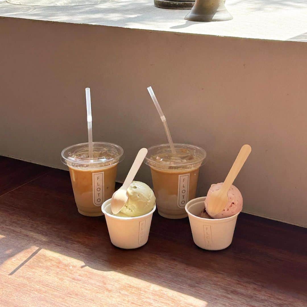 あみさんのインスタグラム写真 - (あみInstagram)「︴𝐹𝐿𝑂𝑇𝑂 𝑔𝑒𝑙𝑎𝑡𝑜 , 𝑡𝑜𝑘𝑦𝑜 𝑐𝑎𝑓𝑒  order menu ☑︎ gelato double  （ pistàcchio , peanuts butter ） ☑︎ latte   可愛かったアイス屋さん🍨’- 暑さで迷わずジェラートのダブルを注文した~  美味しそうなフレーバーたくさんあって 迷ったけどネイルカラーにあったピスタチオにした😏🤍  中にいても暑いぐらい太陽光が入ってくるカフェで 店内もキラキラでした👀⛅️  . . . #floto #代々木カフェ #代々木八幡カフェ #参宮橋カフェ #渋谷カフェ #東京カフェ #秋コーデ #カフェコーデ #キャミワンピ #ゆるコーデ #淡色コーデ #モノトーンコーデ #ブーツコーデ #ファーバッグ #低身長コーデ #zara #chico #kastane」9月28日 19時01分 - ami___nmo