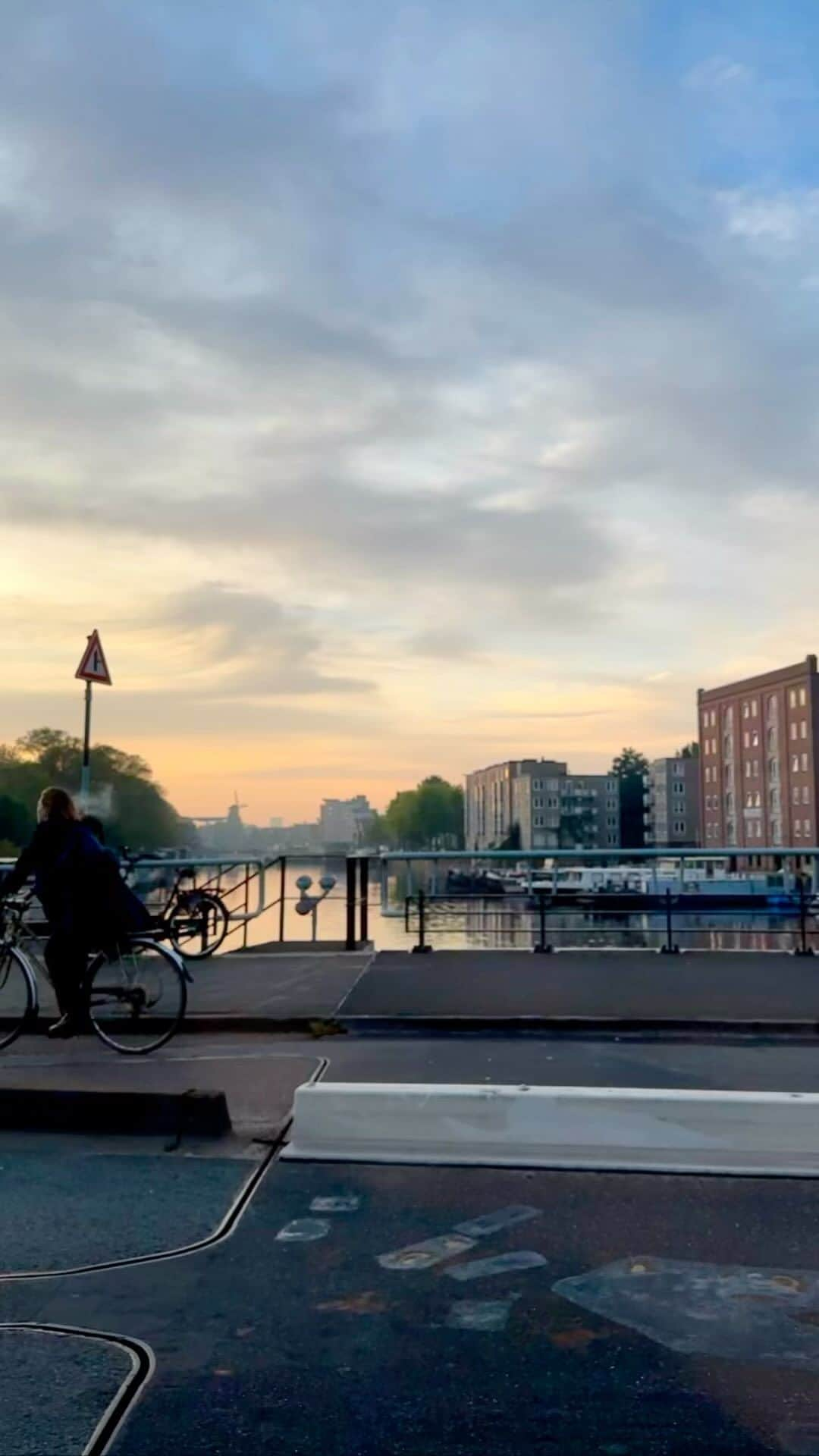 小椚ちはるのインスタグラム：「Amsterdam…🦢🌷🌿☀️」