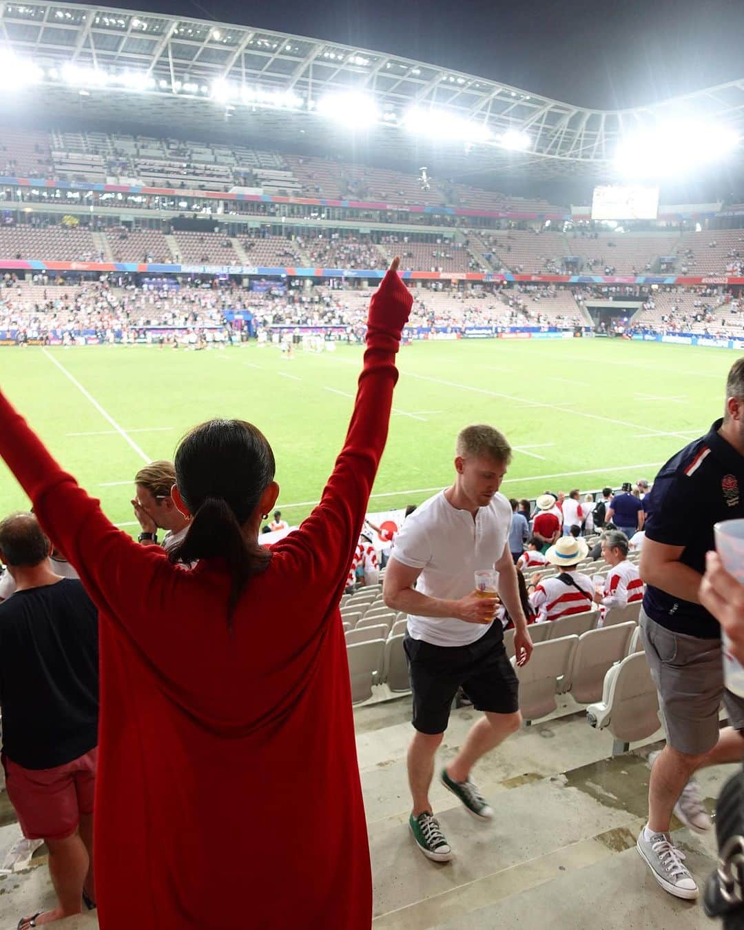 JUNNAのインスタグラム：「今回のフランス🇫🇷旅の目的 ラグビー🏉ワールドカップ2023  コート・ダジュールの首都であるニースの"スタッド・ド・ニース"で行われたイングランド戦🏉  展開早くあっという間に試合終了😮‍💨特に前半は立ったり座ったり、ドキドキしっぱなし。声援📣手のヒラにアザができるほど興奮してクラップ🖐️  思い出に残る貴重な体験 楽しかったぁ〜☺️🇯🇵❤️  今朝は夫と4時に起きてサモア戦を楽しみました🙌  🇯🇵観戦スタイルは tops/ @etretokyo  cardigan/ @etretokyo  23aw denim/ @yanuk_official  JOAN bag/ @bucket_baggage  sneaker/ @oao_footwear   #ラグビー#ラグビーワールドカップ#ワールドカップ」