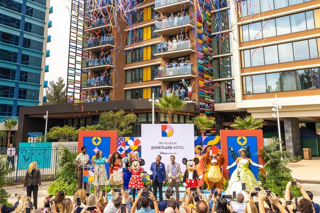 ディズニーランドさんのインスタグラム写真 - (ディズニーランドInstagram)「Happy Grand Opening! 🎉☀️🏰 The Villas at Disneyland Hotel officially welcomes you “home” to the newest Disney Vacation Club Resort, NOW OPEN at The Happiest Place on Earth. Link in stories for more information. #ThatMagicalFeeling #Disneyland」9月29日 5時54分 - disneyland