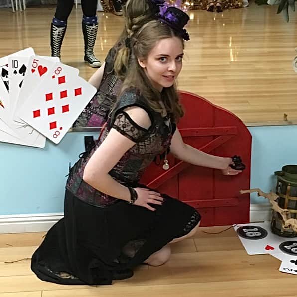 ダーシー・ローズ・バーンズのインスタグラム：「Throwback to when I went to Wonderland for my bday. Trying to decide what rabbit hole I go down this year 🤔 #aliceinwonderland #birthday #halloween #throwback #throwbackthursday」
