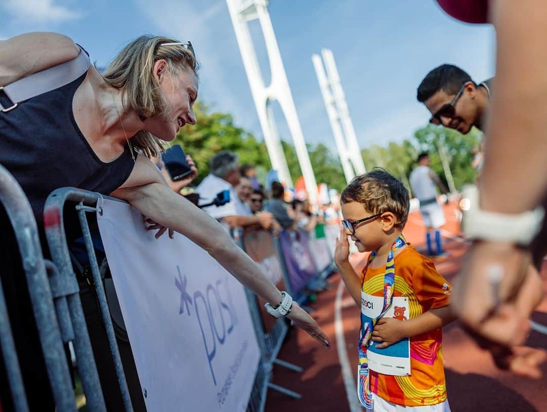 Patrycja WYCISZKIEWICZのインスタグラム：「Cudownie jest móc dzielić swoją pasję z innymi. ♥️ Jeszcze lepiej zarażać nią najmłodszych! 🥰 Sport pozwala dzieciom rozwijać się na wielu płaszczyznach. Mnie ukształtował kompleksowo i wierzę, że zarażanie miłością do sportu działa! #sport #youngathlete #fun #friends #highfive」