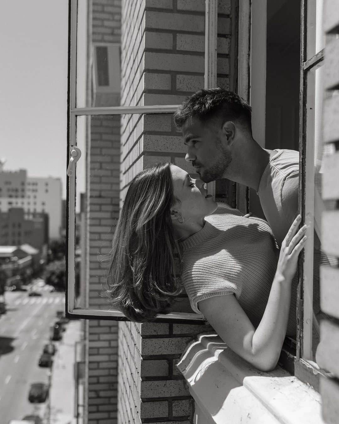 テイラー・ロートナーのインスタグラム：「Me: “so we’re hanging out the window and you’re sniffing my chin??” Her: “exactly”」