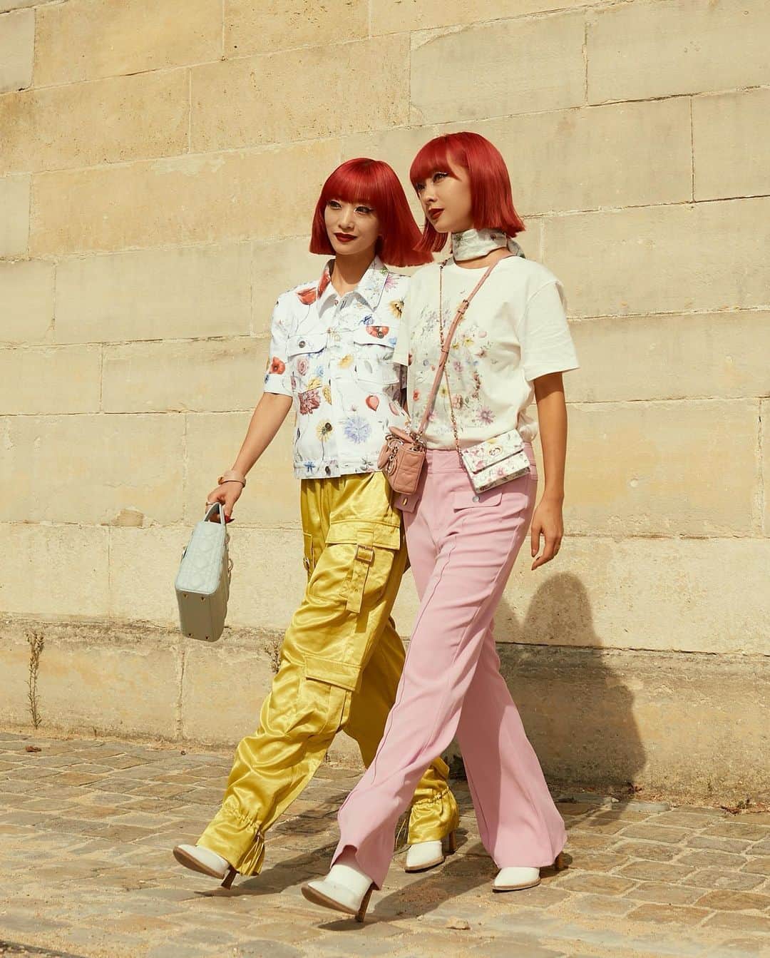 AMIのインスタグラム：「Out side @dior 💗  📸 @nolanlee.ch   #PFW」