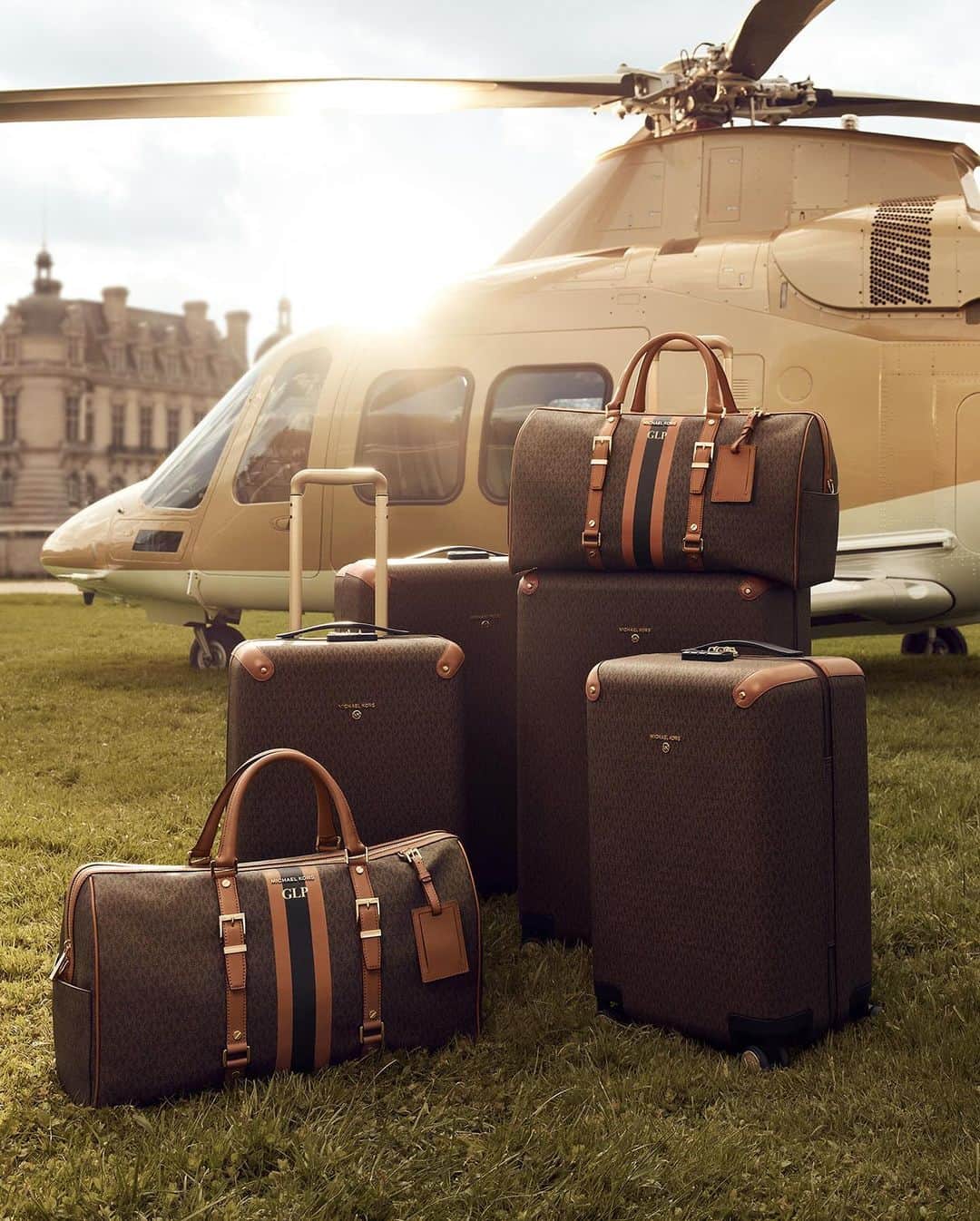 のインスタグラム：「Packing light. #MichaelKors  Photographed by @MaximePoiblanc」