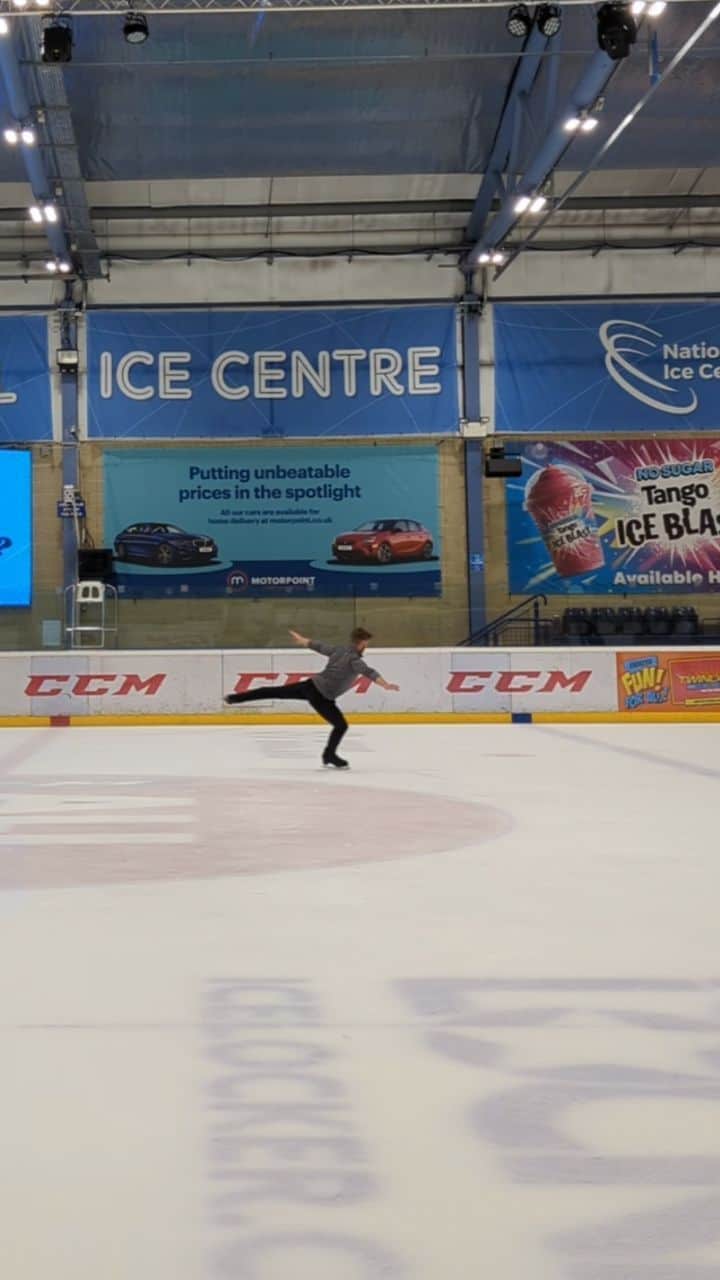 Phil Harrisのインスタグラム：「Leaving 33 behind in style 🌪️⛸️ My number is getting bigger, but mentally I'll never change! See you soon 34.... more of the same 👊🏼💪🏼 . #love #passion #figureskating #iceskating #matrixfamily #matrix #ageisjustanumber #birthday #older #wiser #champion #athlete #strong #professional #coach #jump #spin #happy #ice」