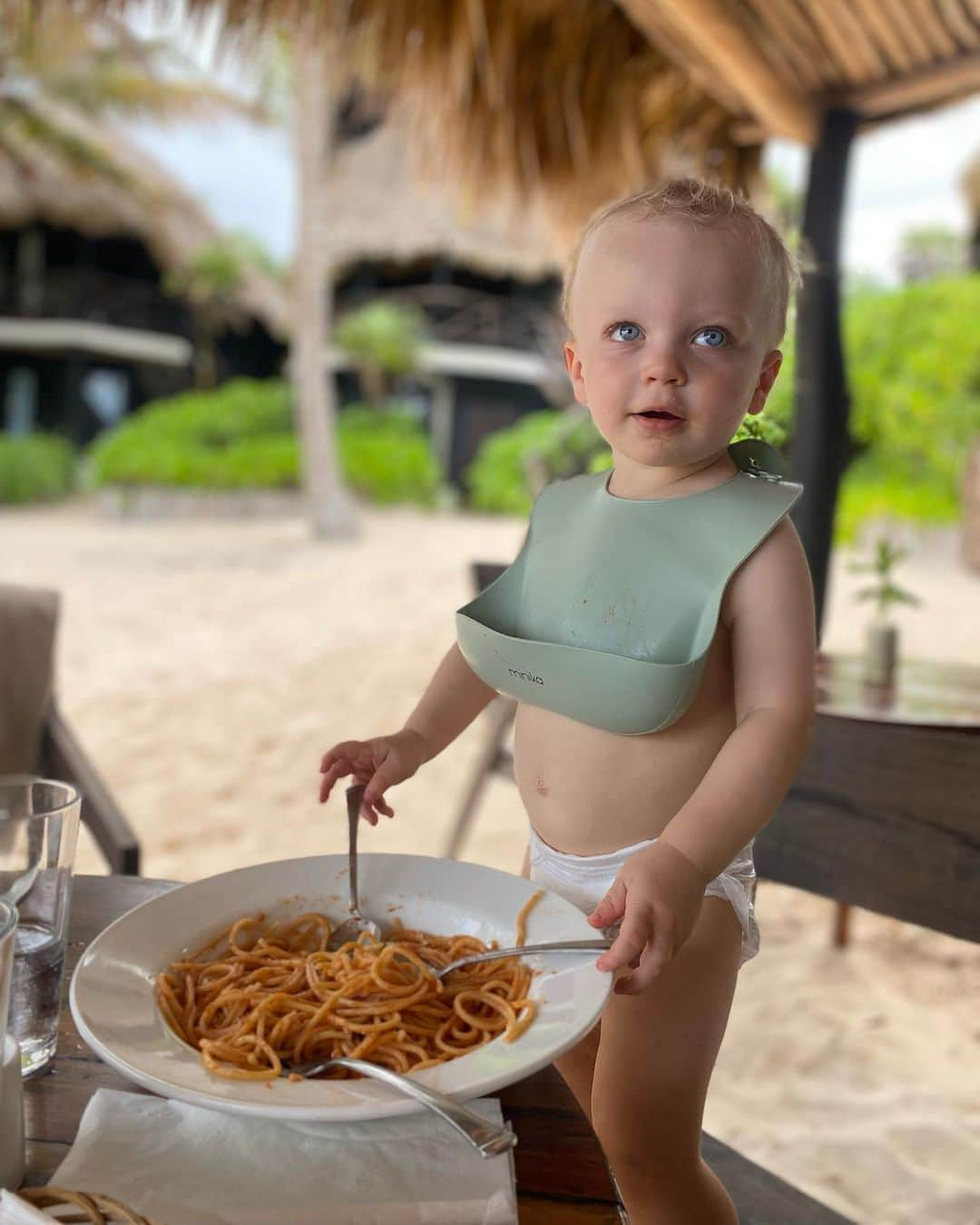 キャロライン・ヴリーランドさんのインスタグラム写真 - (キャロライン・ヴリーランドInstagram)「Just my protege eating pasta in his underwear. Checks out.」9月29日 4時40分 - carolinevreeland