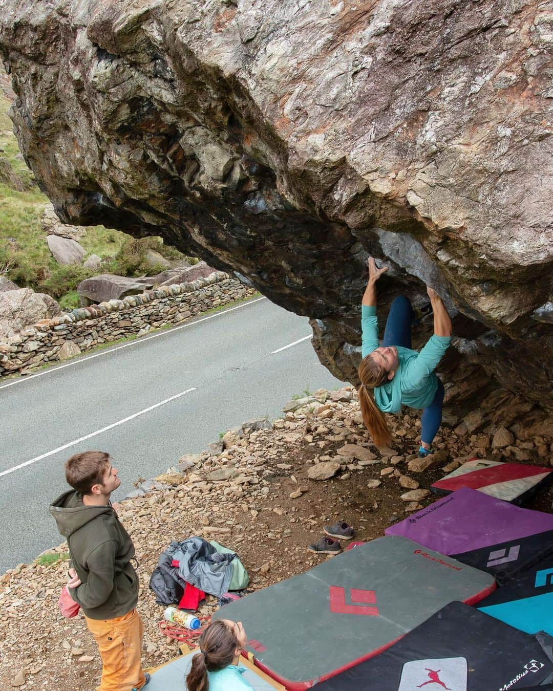 ヘイゼル・フィンドレーのインスタグラム：「A few years ago I tried Jerry’s roof as training to work my weaknesses: big moves between good holds on steep rock. It’s a problem that many climbers can do easily but it’s my nemesis. Because I don’t love the problem (nasty rock next to the road and lots of sheep poo) I’ve lacked motivation to try it.   Today @flotilley and I showed up to try a different problem but ended up on Jerry’s. I managed to find a solution to the crux with high feet and an intermediate and managed to send it (with probably the floppiest beta likely anyone has ever used 😂) I always joked that if I ever did Jerry’s I could hang up my shoes and retire in peace. So if you don’t hear from me… 😜  Thanks @gwionllew_ for the photo and Flo for the vid of the crux move (no send vid).   @blackdiamond @lasportivagram」