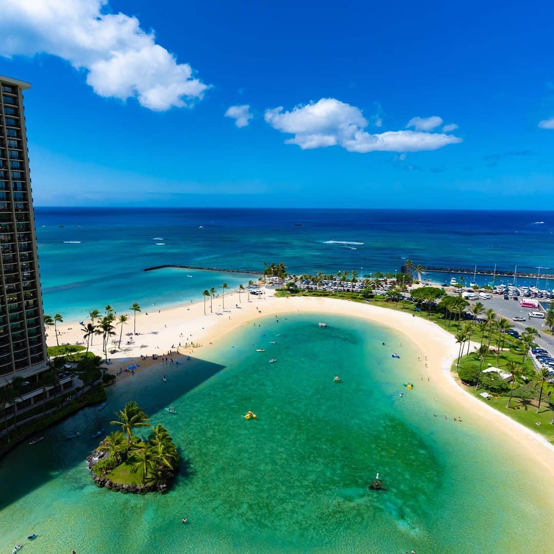 Kujira Clubのインスタグラム：「ラグーンタワー、オーシャンフロントの お部屋からの眺め。🌴 一度見たら忘れられない景色です。😍  お得にタイムシェアを購入して、 次回のハワイ旅行では、 「住むように旅」しませんか？  タイムシェアのご購入は くじら倶楽部へお気軽にご相談ください。☀️  #ハワイ #ハワイ旅行 #ハワイに住む #別荘 #タイムシェア #不動産 #ホテル #リゾート #コンドミニアム #ヒルトン #HGV #ヒルトンハワイアンビレッジ #ワイキキ #ハワイ好き #ハワイ大好き #ヒルトングランドバケーションズ #リセール #再販 #ハワイに行きたい」