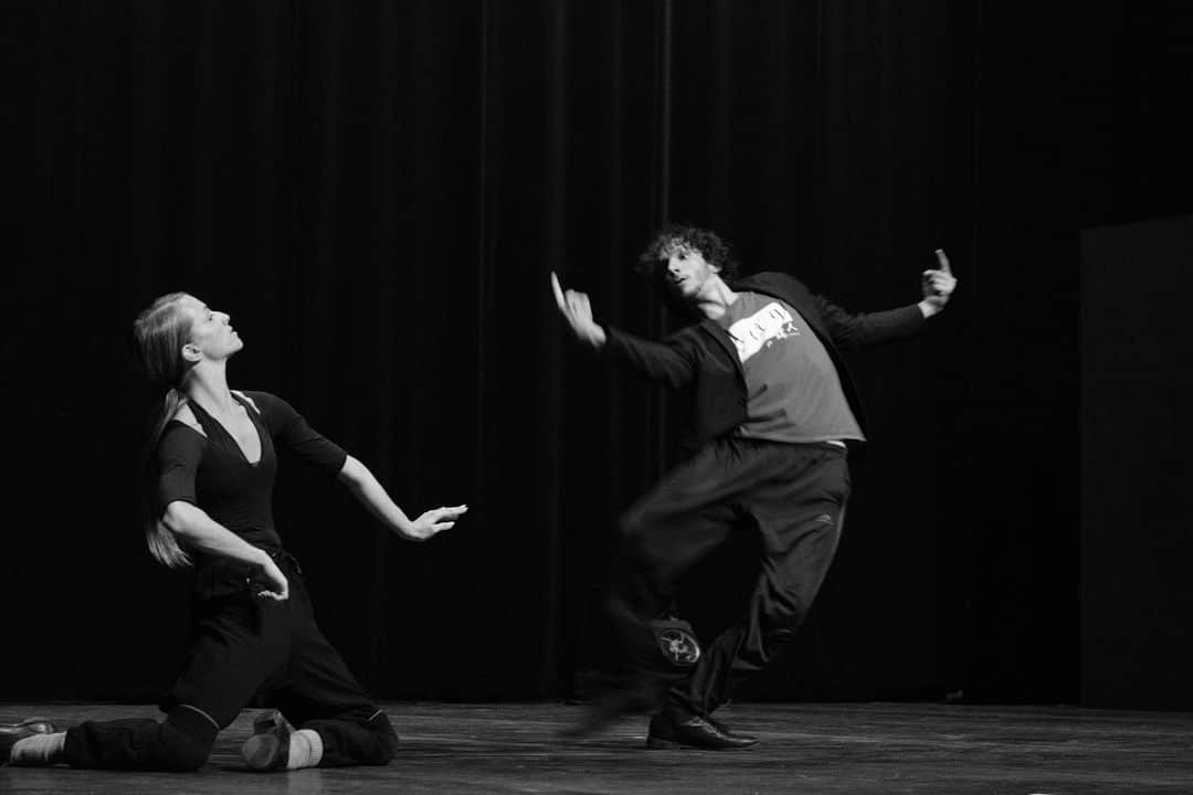 小林十市のインスタグラム：「「Bye-bye Baby Blackbird 」 Chorégraphie de @joostvrouenraets  Spectacle de Béjart Ballet Lausanne  au #theatredujorat  30/09 01/10 2023  #fujifilm#fujifilmxseries #fujifilmglobal #fujinon55200mm #fujifilmxpro3 #fujixpro3 #xpro3 #acros」