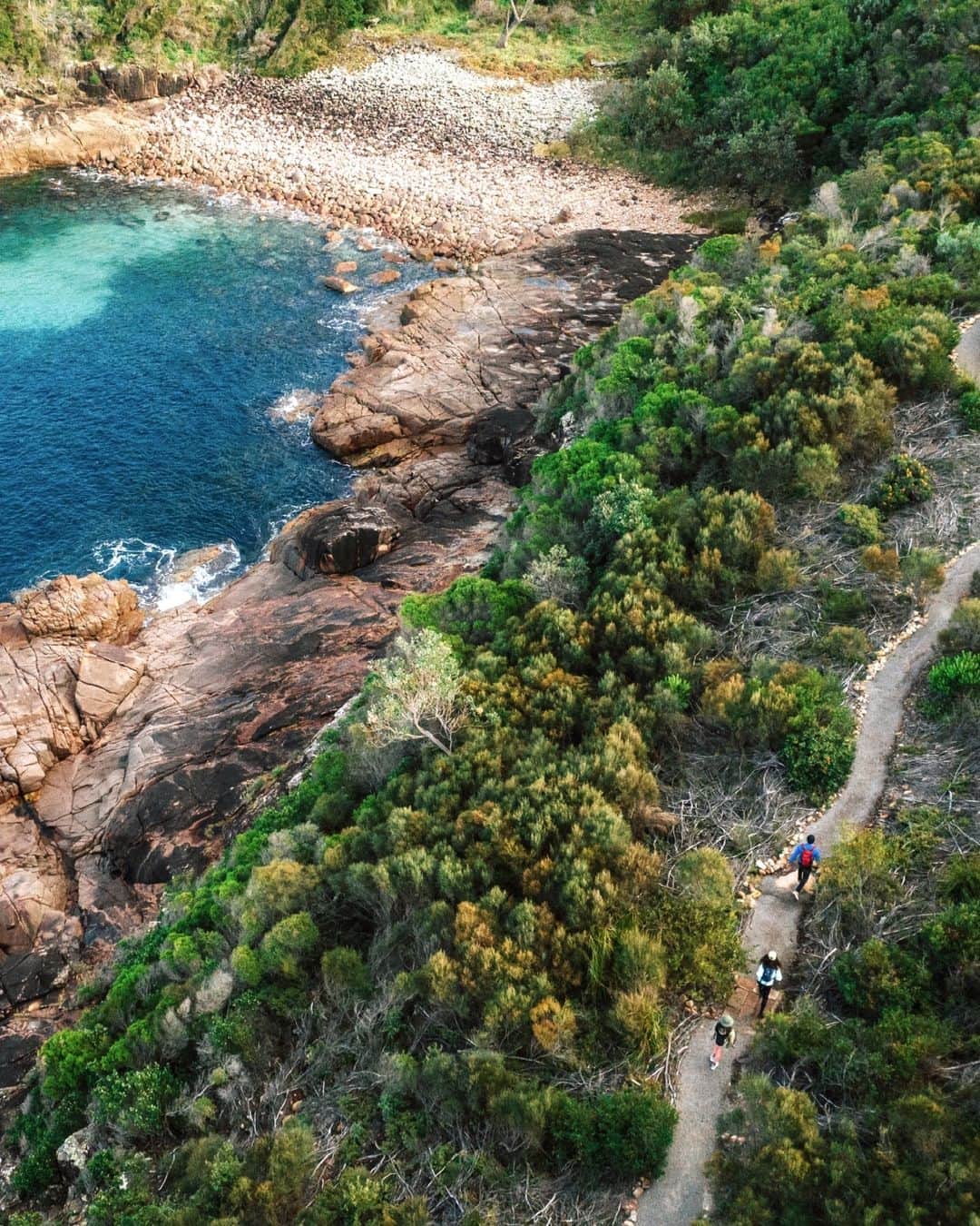 Australiaさんのインスタグラム写真 - (AustraliaInstagram)「Lace-up those hiking boots, folks! 🥾 From summit views to sand dunes, the brand-new Tomaree Coastal Walk is a 2-3 day trek through Worimi Country. Kicking off at #TomareeHead in @visitnsw's #ShoalBay, walkers will be treated to dazzling ocean vistas, sparkling beaches, unique rock formations and an abundance of flora and fauna, before wrapping their journey at the majestic sand dunes of Worimi Conservation Lands in @visitportstephens - the largest moving dune system in the southern hemisphere!🌿👣   #SeeAustralia #ComeAndSayGday #FeelNSW @nswnationalparks   ID:  1. Three people walk on white sand towards turqiose water along an orange rocky coastline. 2. Three people walk along a trail through thick green vegetation. To the left, is a small rocky beach.  3. Three people stand on a coastal lookout. Mountains and sandy beaches dot the coastline behind them.  4. Three people walk through a dense rainforest. Sun filters in through the leafy green trees.」9月29日 5時00分 - australia