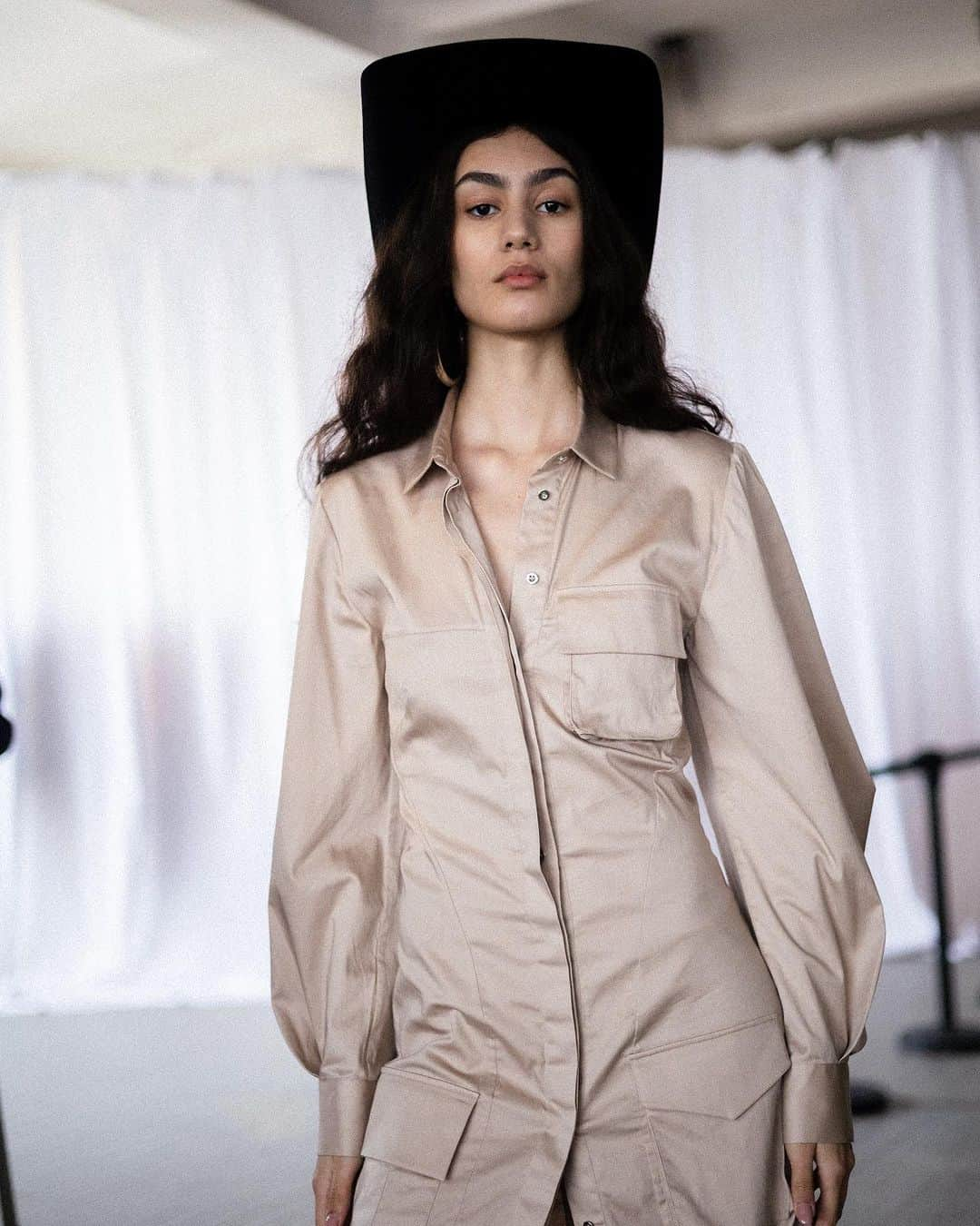 Marques Almeidaのインスタグラム：「Neutral Tones, Maximum Impact 🔥 Shop our Beige Multi Pocket Shirt Dress at marquesalmeida.com   #marquesalmeida #howdoyouwearyourma #aw23」