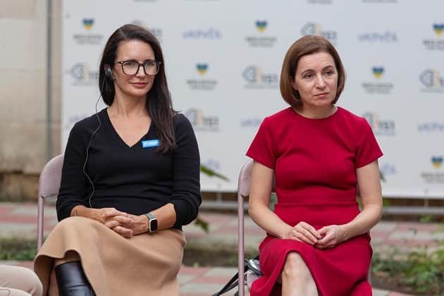 クリスティン・デイヴィスのインスタグラム：「I recently visited Chisinau, in the Republic of Moldova with @refugees and met the impressive Madame President Maia Sandu. We spoke with Ukrainian women who had to flee their homes for safety. I was inspired by the incredible strength of the Ukrainian refugees I met and also by the warmth of the people of Moldova, who have welcomed them with open arms. Madame President was so informed on every detail of the response in her country, I felt proud to give them support. And I hold the deepest prayer that peace can be returned to the region, and the Ukrainian people can return home. Thank you to everyone I met who shared their story and their warmth. It was such a moving trip. I hope to return to beautiful Moldova.  #withrefugees   1- Madame President Maia Sandu and Kristin meeting with Ukrainian women refugees.  2- Kristin officially meeting Madame President Sandu.  3-Kristin meeting with Ukrainian children who are refugees.  4-Kristin visiting the US Ambassador to Moldova Kent Logsdon and his wife Michelle.  5- Triumphal Arch and Catedrala Nasterea Domnului  6-Beautiful Stefan Cel Mare park 7- Catedrala Nasterea Domnului」
