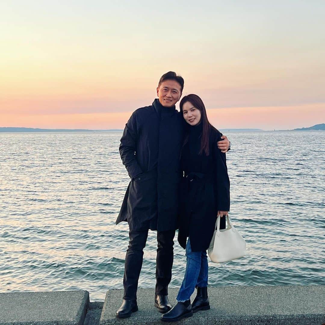 チン・テヒョンのインスタグラム：「안녕하세요 평안하시죠? 한가위 입니다 저희는 미국 시애틀에 있습니다 오늘밤 보름달을 보면 올해가 거의 끝나가고 있다는걸 느끼게 될거같습니다  저희는 올해도 내년도 명절도 기념일도  그저 같은 하루 하루 매일을 감사하고  사랑하고 살기로 했습니다  여러분도 항상 감사와 사랑으로 살아가시면서  이 말도 안되는 세상에서 좀 남다르게 버텨보자고요🤍  앞으로도 우리 부부 많이 응원해주시고  풍성하고 즐거운 한가위 되시길⭐️  감사합니다 🚀」