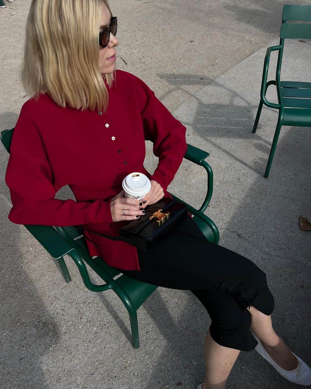のインスタグラム：「Modeugen i Paris er i gang og her er moderedaktionens highlights: 1. Obligatorisk kaffepause i Palais Royal 2. Morgenmad på sengen @bloomhouse.hotelspa  3. Favoritlook hos @chloe  4. Vidunderlig crepe suzette på @clocheclochecloche  5. Nyt @teklafabrics x @birkenstock collab 6. Frokost med @barestockholm  7. @gauchere catwalk inkl. det nye solbrillesamarbejde med @ahlem  8. Pause på @ritzparis  9. ELLEs @josephineaarkrogh inden @ceciliebahnsen showet」
