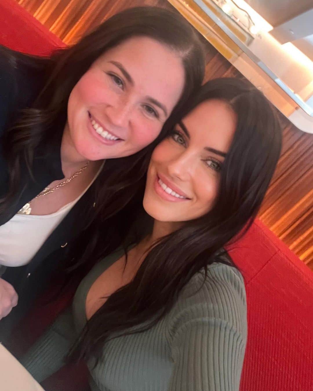 ジェシカ・ロウンズのインスタグラム：「I love that no matter how long it's been since we last saw each other, we can always pick up right where we left off! @yayapublicity and I met exactly 12 years ago in NY and the rest is history! 💗💗💗  These photos were taken as I said: “I’m really trying to cut down on coffee…” while I was pouring myself a second cup… 😂🤣☕️☕️」