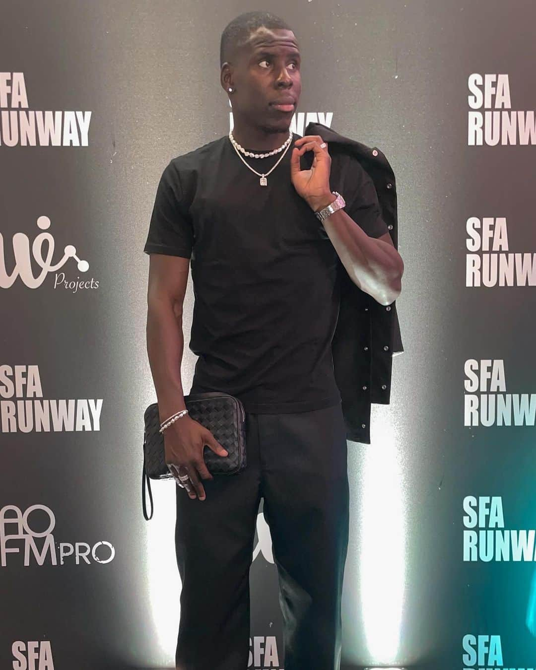 クル・ズマさんのインスタグラム写真 - (クル・ズマInstagram)「London Fashion Week at the @sfarunway , Thanks Jalila for having Us it was Amazing 🤍  🪄 Styled by @yesipgnu  🪭 Mrs in full @maisonalaia  🎩 Mr in @newbottega & @chanelofficial  💎 Mrs & Mr by @mjjonesofficial」9月29日 5時24分 - kurtzouma