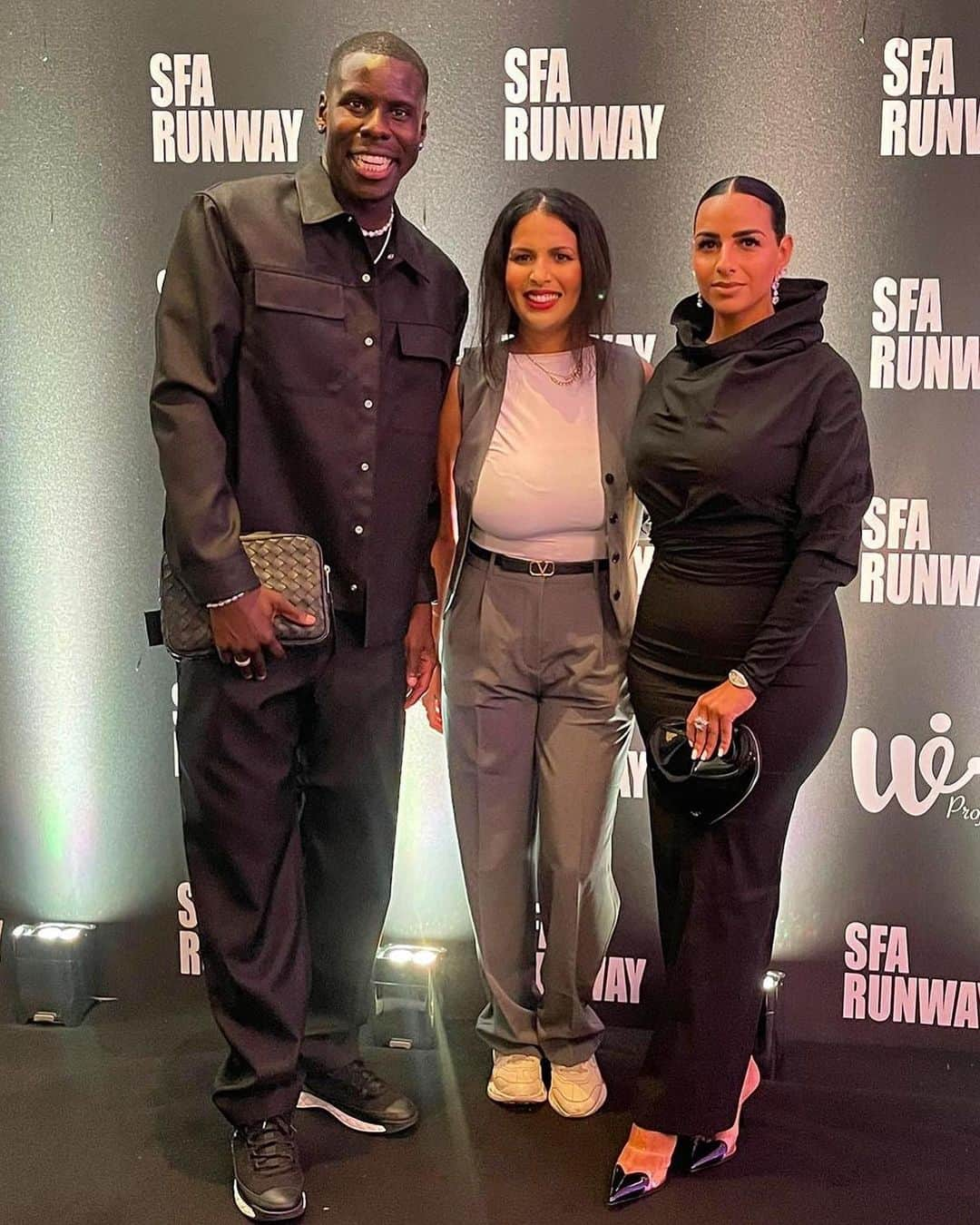 クル・ズマさんのインスタグラム写真 - (クル・ズマInstagram)「London Fashion Week at the @sfarunway , Thanks Jalila for having Us it was Amazing 🤍  🪄 Styled by @yesipgnu  🪭 Mrs in full @maisonalaia  🎩 Mr in @newbottega & @chanelofficial  💎 Mrs & Mr by @mjjonesofficial」9月29日 5時24分 - kurtzouma