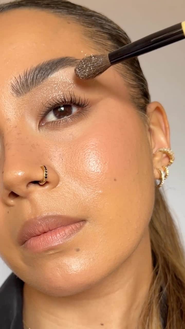 のインスタグラム：「That Moonstone glow. ✨ Light up your eyes like @bbpro_zarafindlay using our Luxe Eye Shadow in fan-favorite shade Moonstone.   Have you tried this shade? Let us know in the comments below.  #BobbiBrown #EyeShadow #ShimmerEyeShadow #GlowMakeup」