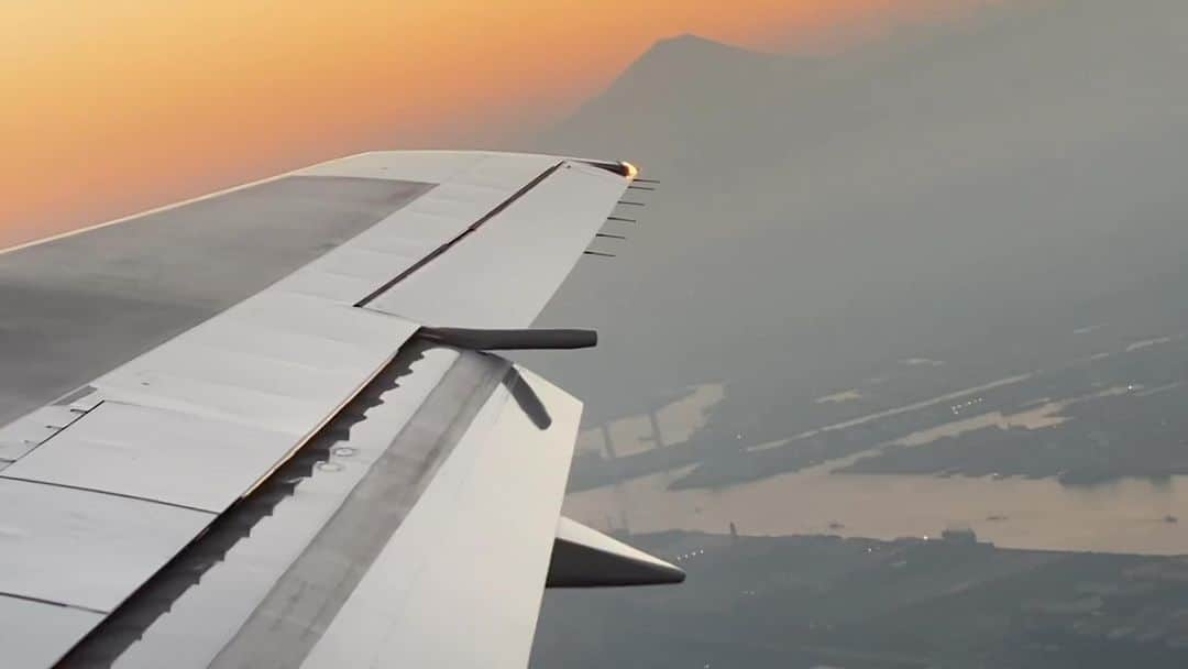 のインスタグラム：「夕方、富士山、飛行機💛✨✨  ✨✨✨✨ 何の曲合わせますか？  ✨💛✈️🗻」