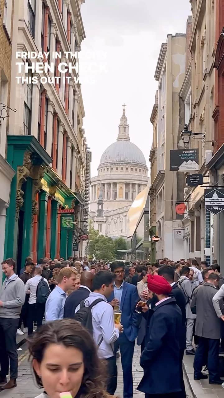 @LONDON | TAG #THISISLONDONのインスタグラム：「🍺 They say that Thursday is the new Friday! And walking up Watling Street towards #StPauls you’d have to agree! Cheers! 🍻   🎥 @MrLondon   ___________________________________________  #thisislondon #lovelondon #london #londra #londonlife #londres #uk #visitlondon #british #🇬🇧 #whattodoinlondon #londonreviewed #cityoflondon #stpaulscathedral #londonpub #londonpubs #londondrinks #publife」