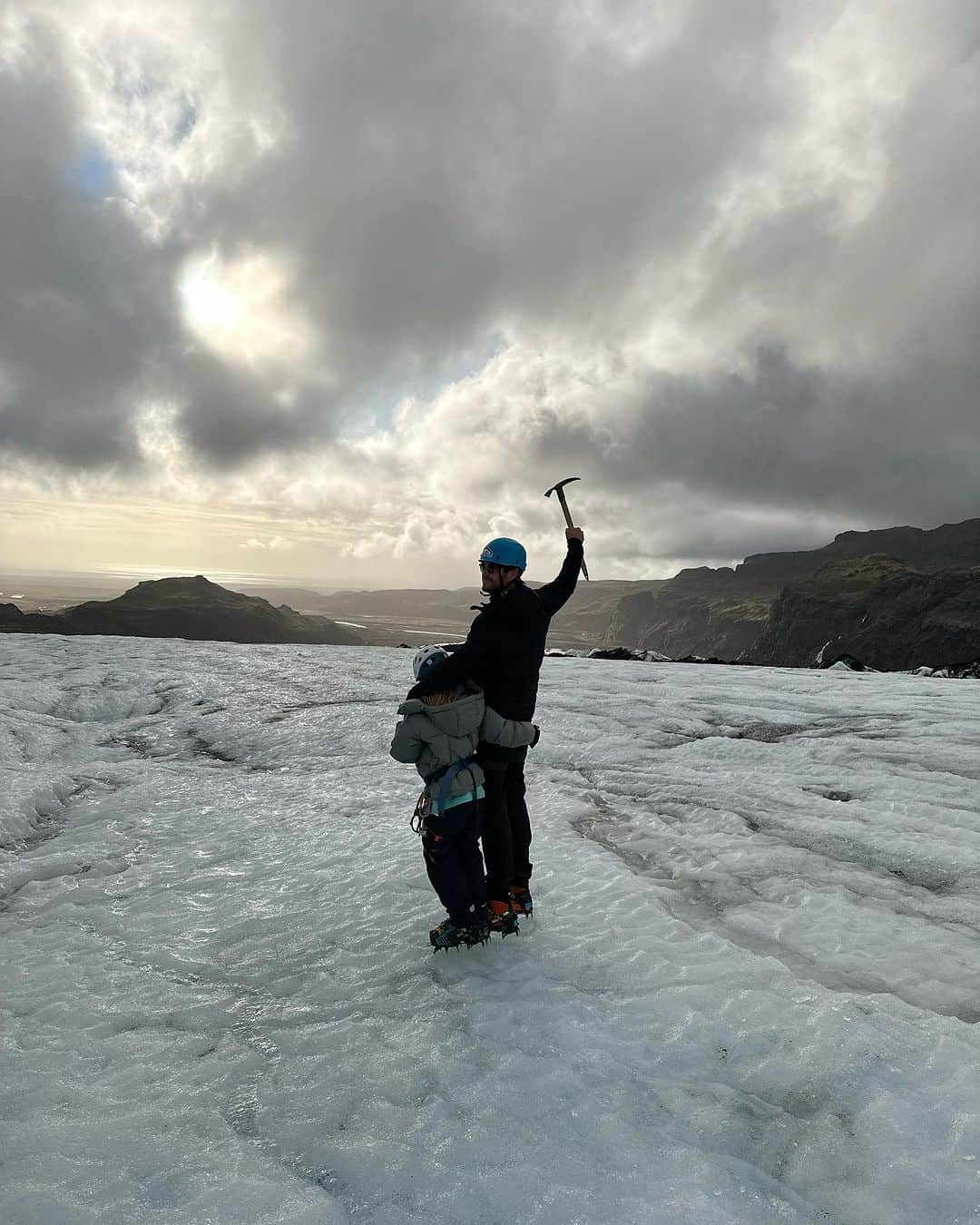 クリス・ヘムズワースさんのインスタグラム写真 - (クリス・ヘムズワースInstagram)「A little Icelandic adventure with my girl ❤️ 🧊@glacierencounter」9月29日 5時30分 - chrishemsworth