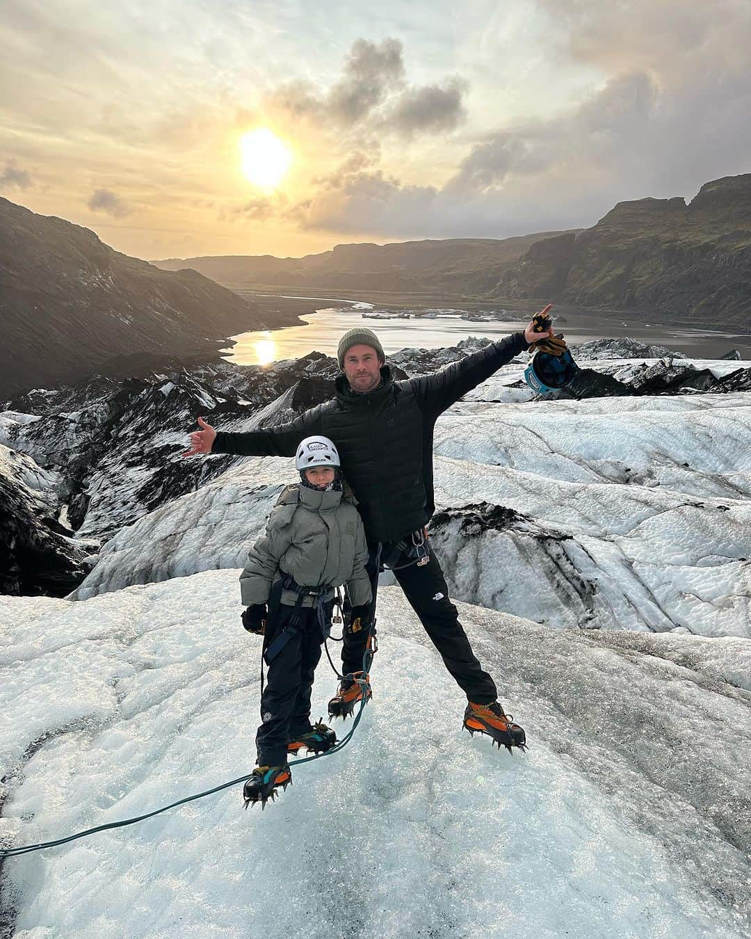 クリス・ヘムズワースのインスタグラム：「A little Icelandic adventure with my girl ❤️ 🧊@glacierencounter」