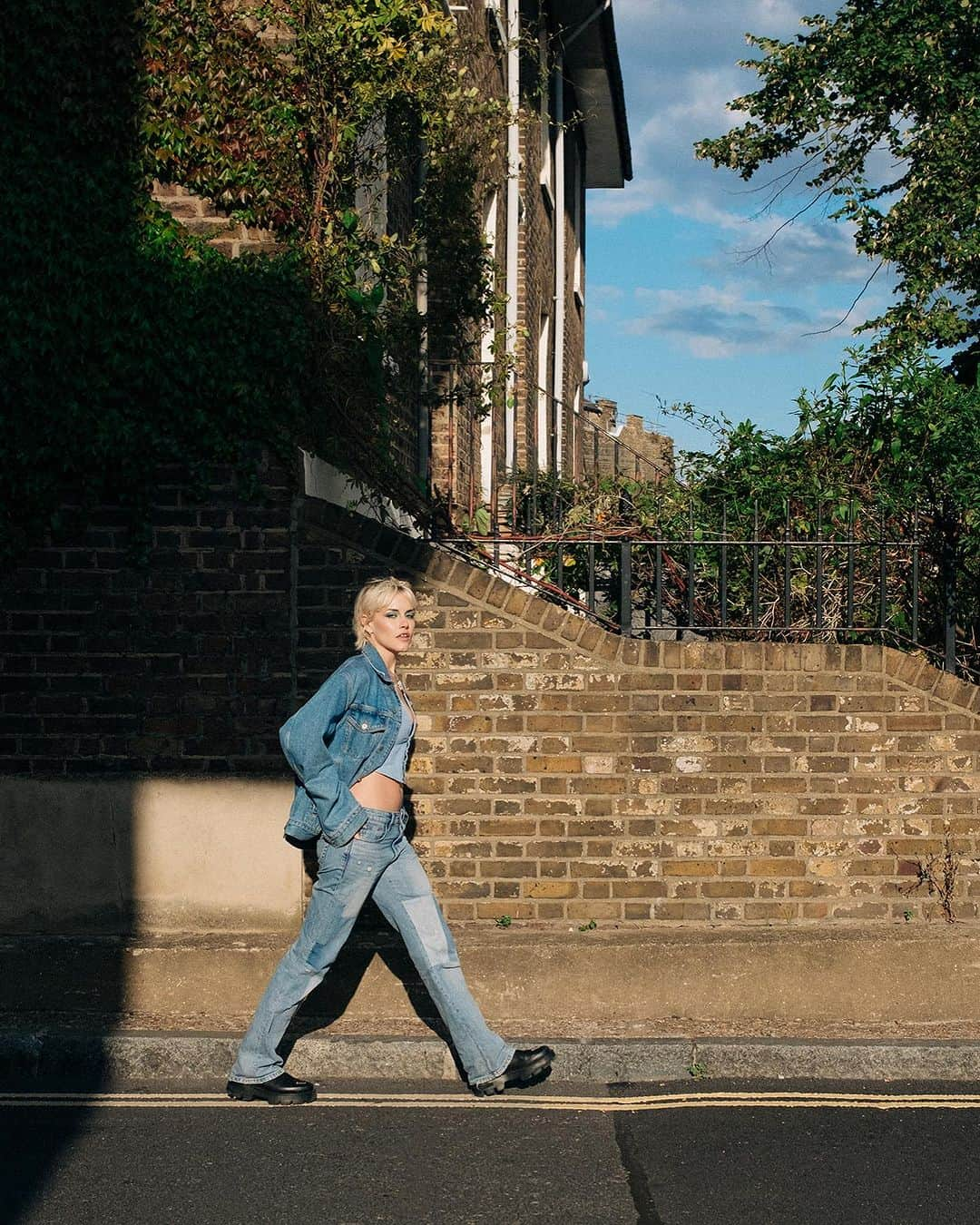 Ashley Smithさんのインスタグラム写真 - (Ashley SmithInstagram)「Photographer @neil_favila caught me kicking rocks in London Town 🌐 hair cut by @kamila_pruszek」9月30日 0時30分 - therealashsmith