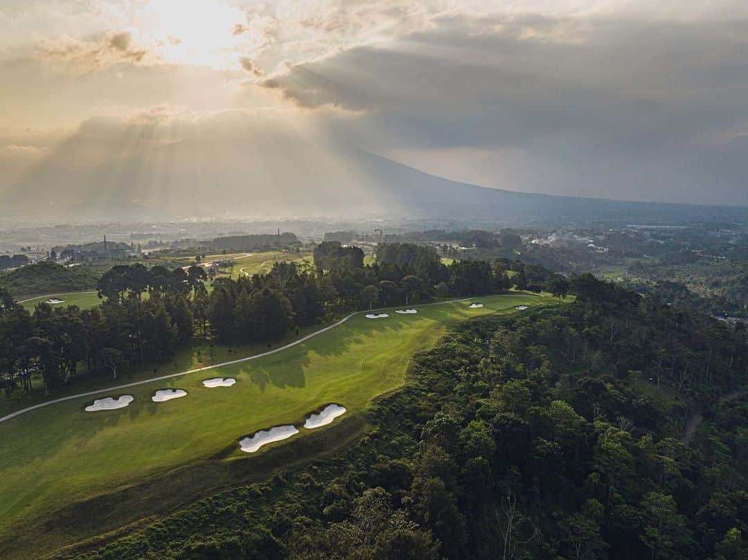 アーニー・エルスのインスタグラム：「Excited to see these beautiful new photos from our @ernieelsdesign project, Lido Lakes in Indonesia, which we anticipate will open for play around the middle of 2024. I was very impressed when we first went here some years back. For a golf course designer, these are the kind of settings you love to work with. It’s a majestic landscape, located between two volcanoes, and there are some truly breathtaking holes. This is going to be a new go-to destination for golfers in south east Asia.  #golf #travelphotography #luxurylifestyle #indonesia #design」