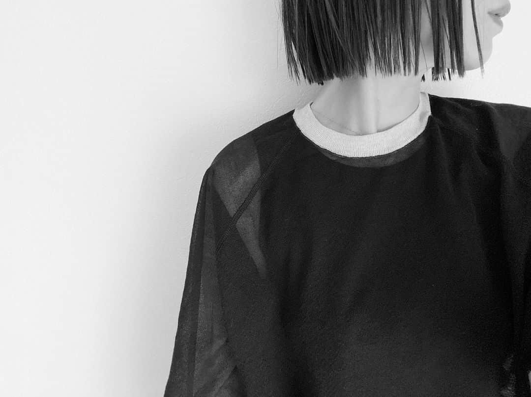 maiのインスタグラム：「伸ばそうとも思ったんだけど ものすごく切りたくなって そしたら バッサリ行きたくなって 多分 自分ボブ史上では 一番短いかも。 な 仕上がりに なりました。  （これから使いやすそな 五分袖ニットポロ ♪ ）」
