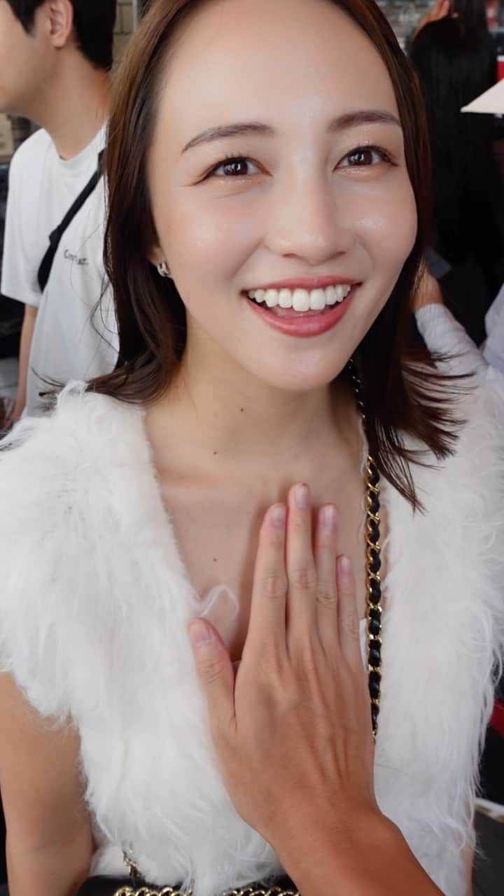 のインスタグラム：「彼氏目線👦🏽💗いきなり今とてもいいよって撮ってくれる🤳🏻これは韓国でお店並んでる時🇰🇷 そして嬉しいことがあると握手。いつもありがとう🫱🏻‍🫲🏽」