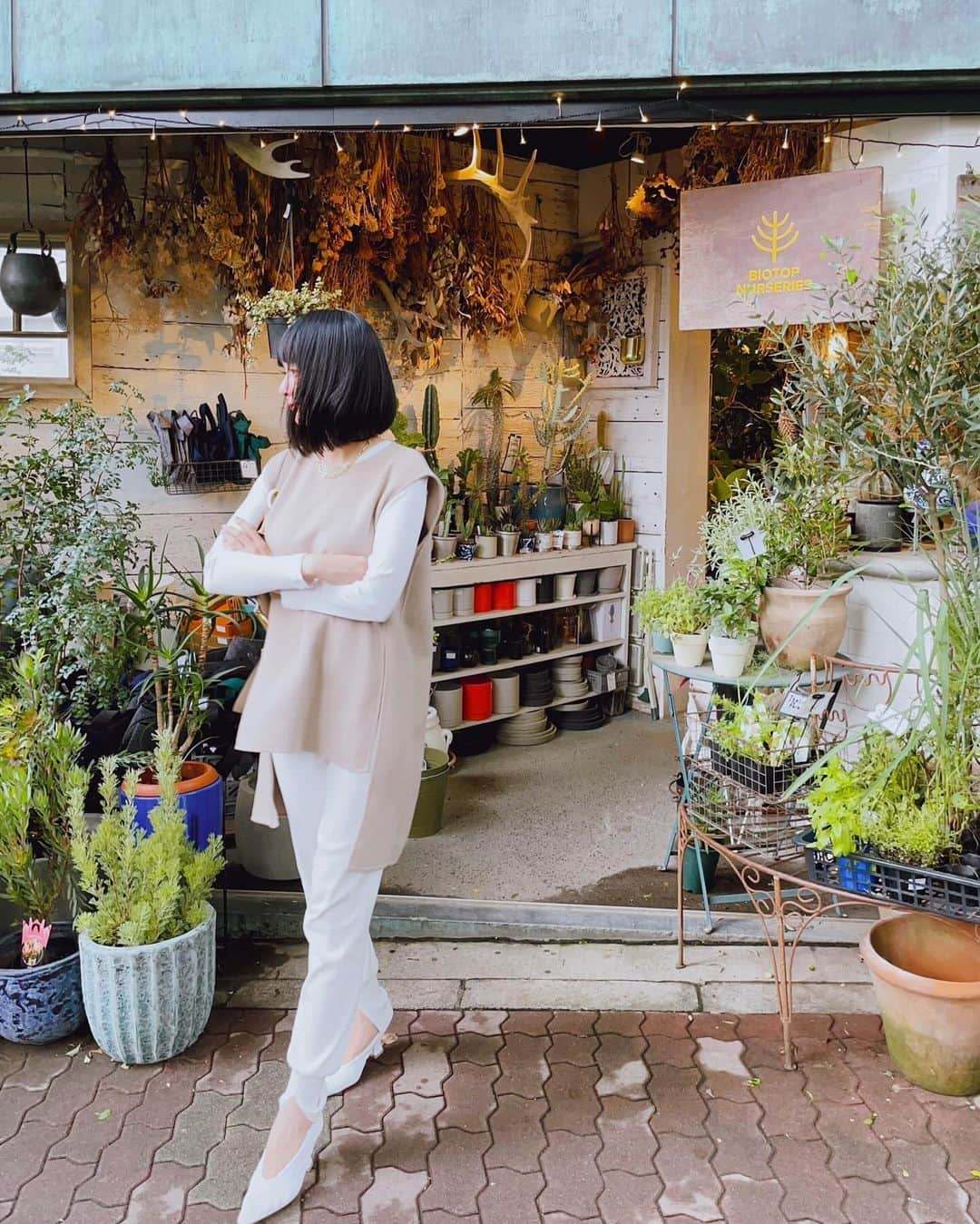 カオルコさんのインスタグラム写真 - (カオルコInstagram)「🤍  あーーーー、働いた。 税理士さんとの数字合わせの合間に、一体どれだけの人とお話ししたか。 幸い楽しいがあるからいいけど、知らぬ間にテンション上がってきて、帰ってきたらどっと疲れてた。けいくんとイチャイチャ中でチャージ。  #ootd @lephil_official  @newbottega  @dior #ヘアスタイル #大人ボブ  #今日のコーデ  #ワーママ #きれいめコーデ」9月28日 20時50分 - ka_ruk_