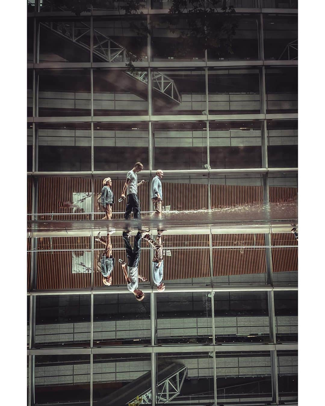 kazhixのインスタグラム：「Tokyo Rhapsody  -Up side Down-  shot on iphone12  #ShotoniPhone #apple #instagram  #igersjp #HelloFrom Tokyo #ファインダー越しの私の世界  #tokyocameraclub #mst_photo #daily_photo_jpn #tokyoartsandculture #JapanCityBlues #TokyoTokyo #streetfinder #eyephotomagazine #cinema_streets  #urbanromantix #street_avengers #streetleaks #sublimestreet #streets_storytelling #storyofthestreet #streetsgrammer #streetmoment #voidtokyo  #streetgrammers #shadow_magazine #subshooters」