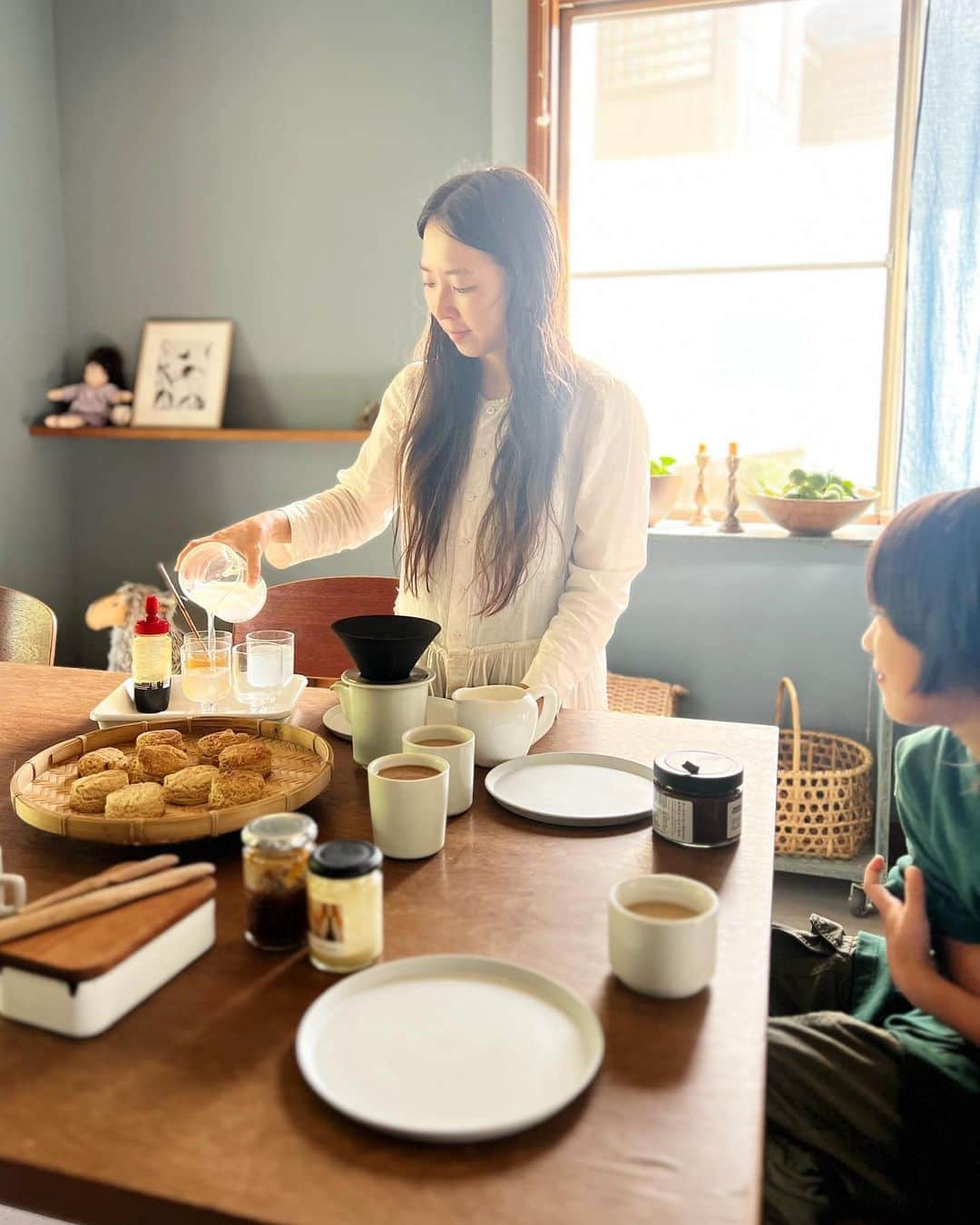 nonのインスタグラム：「焼き菓子焼きたくなる季節がきた〜 と楽しく焼いたりしていた数日 （写真はちょっと前、朝ごはんに粉となたね油と豆乳で一番簡単シンプルなスコーン焼いた日）  そしたら、 今日はまたまた暑かった...  季節の変わり目や寒暖差に弱い樹根は 全身に蕁麻疹が出てダウン  わたしもなんだか身体が重い  こんな時こそ 足湯したり、 小豆カイロで丹田温めたり、 ケアしていきたい  わたしはセルフケアの重要度を ものすごく感じるこの一年くらいだったので、 秋の始まりには家族と一年商店で 「セルフケア」のフェアしたい！ とずっと思っていました @kazoku_shouten   昨日から フェアをはじめたのですが  共感の声もたくさんもらって みんなほんと、ちょっと無理するのが 当たり前みたいになってるけど、 しんどさに蓋しているんだよなあと改めて思いました  もっと自分を大事にすることも、 ちょっとずつちょっとずつ みんな、やっていけたらいいな  と、昨日今日はvoicyでそんな話をしています📻  家族と一年商店の セルフケアアイテムも、 ぜひぜひみてみてくださいね〜〜  #生活クラブ #生活クラブの消費材  #生活クラブのある豊かなくらし  #voicy #セルフケア」