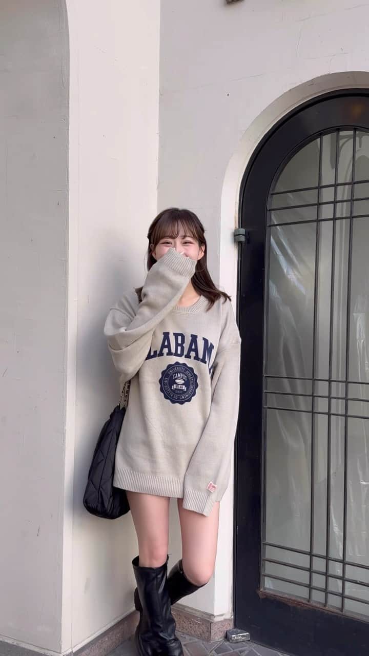 森下愛里沙(もりしたありさ) のインスタグラム：「ㅤㅤㅤㅤㅤㅤㅤㅤㅤㅤㅤㅤㅤ ㅤㅤㅤㅤㅤㅤㅤㅤㅤㅤㅤㅤㅤ JaVaコラボの 古着風アメカジフロッキープリントニットプルオーバー🧶♡♡ ㅤㅤㅤㅤㅤㅤㅤㅤㅤㅤㅤㅤㅤ ヴィンテージ感のあるカレッジロゴプリントがめちゃくちゃ可愛い ゆるっとビッグシルエットできれるニット ㅤㅤㅤㅤㅤㅤㅤㅤㅤㅤㅤㅤㅤ 秋はこれ一枚にロングブーツで🍂 冬はアウター羽織っても使えちゃう有能アイテム✨✨ ㅤㅤㅤㅤㅤㅤㅤㅤㅤㅤㅤㅤㅤ おしゃれなカフェとか紅葉シーズンに着ていきたい一枚✨ ㅤㅤㅤㅤㅤㅤㅤㅤㅤㅤㅤㅤㅤㅤㅤㅤㅤㅤㅤㅤㅤㅤㅤㅤㅤㅤ JaVaとコラボしていて男女兼用だから カップルで共有とかもできちゃうね🤭💞 ㅤㅤㅤㅤㅤㅤㅤㅤㅤㅤㅤㅤㅤ カラバリは5色展開で豊富だし袖口のJAVAタグ付きで サラッとおしゃれポイント☝️ ㅤㅤㅤㅤㅤㅤㅤㅤㅤㅤㅤㅤㅤ ㅤㅤㅤㅤㅤㅤㅤㅤㅤㅤㅤㅤㅤ @classicalelf_official ㅤㅤㅤㅤㅤㅤㅤㅤㅤㅤㅤㅤㅤ ♡ー♡ー♡ー♡ー♡ー♡ー♡ー♡ー♡ー♡ー♡ ちなみに私は身長160cmで 着用サイズはLサイズ、カラーはベージュだよ ♡ー♡ー♡ー♡ー♡ー♡ー♡ー♡ー♡ー♡ー♡ ㅤㅤㅤㅤㅤㅤㅤㅤㅤㅤㅤㅤㅤ #クラシカルエルフ #classicalelf #エルフコーデ #java #ジャバ #ユニクロ #ザラ #zozo #zozotown #zozo購入品 #zozotown購入品 #プルオーバー #ロゴニット #ビッグシルエット #骨格ナチュラル #ブルベコーデ #秋服 #初秋コーデ #秋服コーデ」