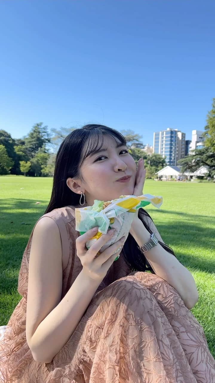 駒木結衣のインスタグラム：「🥪🧺🍃  #ピクニック #まだ暑かった日」