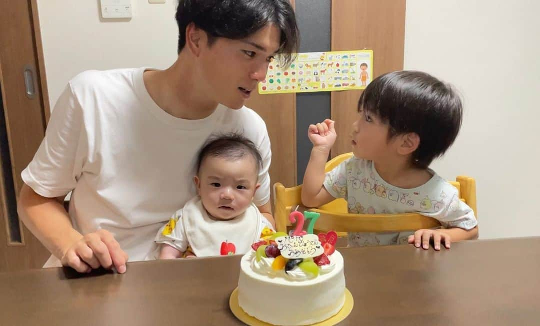 田口潤人のインスタグラム：「27歳の誕生日 沢山のメッセージありがとうございます^ ^  改めましていつも温かい応援ありがとうございます🙇 自分らしく良い1年にしたいと思います‼︎  #fc琉球 #田口潤人」