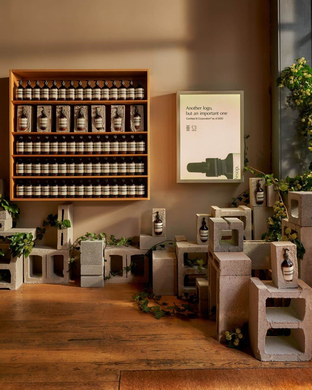 イソップのインスタグラム：「A surprising symbiosis at Aesop Bergen.   During the recent Climate Week NYC, this Brooklyn store hosted an installation reflecting how two seemingly opposite environments can coexist in harmony, by bringing together verdant foliage and typically urban materials. It was created in collaboration with Good Hope Farm in the Hudson Valley, which champions sustainable agriculture—they supplied the greenery and returned it to the earth after the scene was taken down.」