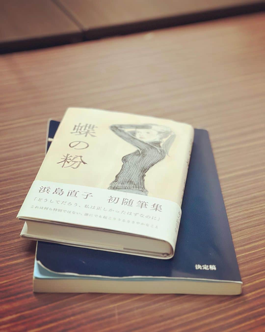 のインスタグラム：「.  mille books  @millebooks  の藤原さんが送ってくださった 浜島直子さんのエッセイ集  撮影の長い待ち時間に頁をめくっていたら わかる気持ちばかりで、過ごし泣いてしまった  はまじさん 私もDo!Family 大好きでした そして、同じ理由で、私も未だにピアスを開けられずにいます  そんな風に話しかけたくなるような 親しみと優しさにあふれる本   これを私に、と思ってくださった気持ちも またとてもうれしかったのです  (あ、ふしぎ発見のレポーターもしていました！)」