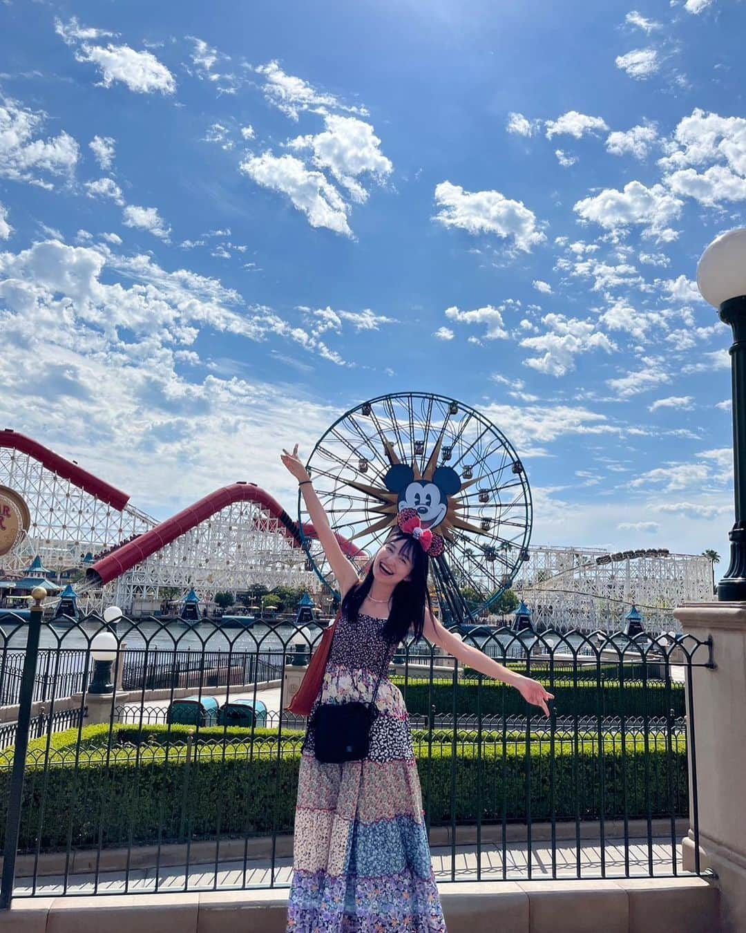 堀口日萌さんのインスタグラム写真 - (堀口日萌Instagram)「カリフォルニアディズニー行ってきたんよ🎡🎢🎠 夢見心地すぎて！何も！覚えてない💢💢💢 動画は撮ってある！えらい！またあげる！ お気に入りはインクレディブルコースターです 今度は家族と行きたいなー🫧🫧  #カリフォルニアディズニー #ディズニーランド #ディズニー #アメリカ #カリフォルニア #california #disney #disneyland #anaheim #大学生 #堀口日萌  一枚ガビガビの写真があります あれだけ日萌の携帯で撮ったやつやねん、、 他の綺麗なのは友達に撮ってもらったありがとう😭」9月28日 20時57分 - himechannel_0624