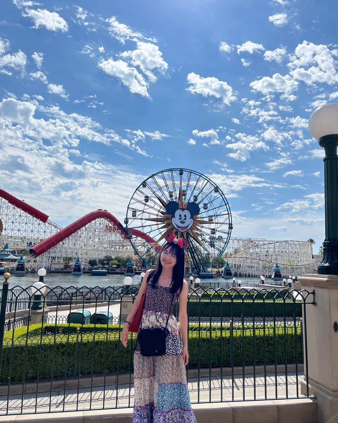 堀口日萌のインスタグラム：「カリフォルニアディズニー行ってきたんよ🎡🎢🎠 夢見心地すぎて！何も！覚えてない💢💢💢 動画は撮ってある！えらい！またあげる！ お気に入りはインクレディブルコースターです 今度は家族と行きたいなー🫧🫧  #カリフォルニアディズニー #ディズニーランド #ディズニー #アメリカ #カリフォルニア #california #disney #disneyland #anaheim #大学生 #堀口日萌  一枚ガビガビの写真があります あれだけ日萌の携帯で撮ったやつやねん、、 他の綺麗なのは友達に撮ってもらったありがとう😭」