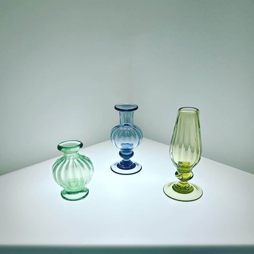 西山由のインスタグラム：「" small vase with vertical ribbing " par Shizuho Funaki.」