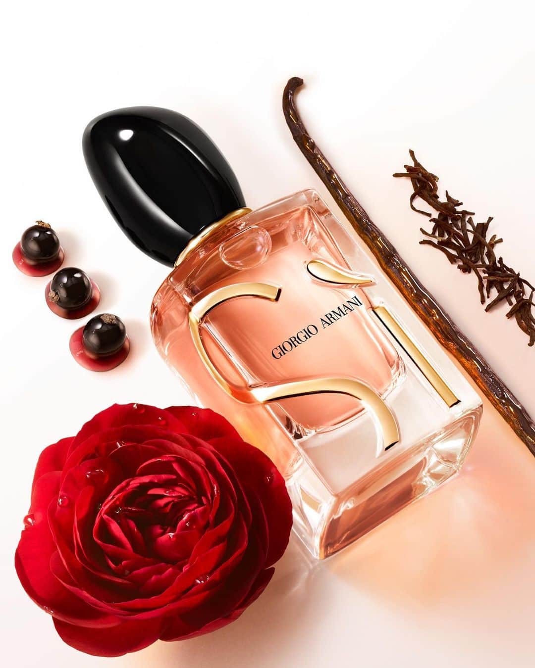 Armani Beautyさんのインスタグラム写真 - (Armani BeautyInstagram)「Say Sì to an empowering fragrance. Feel the power of Sì with the new SÌ EAU DE PARFUM INTENSE, a hyper-sensory and sustainably sourced fragrance featuring a blend of the signature blackcurrant nectar and complemented by a velvety floral heart and a sensual vanilla bouquet that invites every woman to say Sì.   #Armanibeauty #ArmaniSi #SaySi #Fragrance」9月28日 21時00分 - armanibeauty