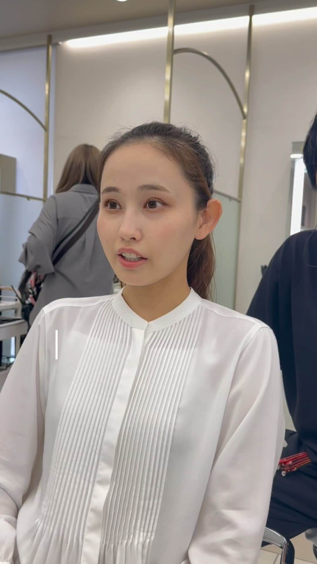 高橋英昇のインスタグラム：「結婚式前に前髪顔周りを作るか悩んでる方必見です❤︎ 顔周りはアレンジの時も使えて便利です🙆‍♀️ オーダーの際に保存してお使いください✨ ˗˗˗˗˗˗˗˗˗˗˗˗˗˗˗˗˗˗˗˗˗˗˗˗˗˗˗˗˗˗˗˗˗˗˗˗˗˗ ⁡ ◌ @eisho_coa  ⁡ 前髪顔周りのどんな悩みも 是非ご相談下さい✨ ⁡ ☑︎流し前髪だけど要望と違う ☑︎前髪顔周りを切られすぎる ☑︎顔周りがなくて困っている ☑︎前髪が巻きづらく上手くいかない ☑︎変な毛がいつも前髪に出てくる ☑︎扱いづらくて困っている ☑︎おでこが狭くて悩んでいる ⁡ などなど 少しでも気になることは全てお聞かせ下さい✨ メモ持ってきても大丈夫です📝 ⁡ ˗˗˗˗˗˗˗˗˗˗˗˗˗˗˗˗˗˗˗˗˗˗˗˗˗˗˗˗˗˗˗˗˗˗˗˗˗˗ ⁡ ⁡ ◌ 料金 ◌ ・カット ¥8800 ・カット 𓂃 トリートメント ¥12100 ・カット 𓂃 カラー ¥17600 ・カット 𓂃 カラー 𓂃 トリートメント ¥22000 ⁡ ※初回のみ指名料+¥3300かかります。 2回目以降は指名料無料です。 ⁡ ⁡ 𓂃 よくあるご質問 𓂃 ⁡ ⁡ Q . 予約はどうしたらいいですか？ ⁡ ✎ プロフィールのURLからお待ちしております✨ ⁡ ⁡ Q . 場所はどちらですか？ ⁡ ✎ 東京都中央区銀座6-13-9 GIRAC GINZA 7F 【銀座駅5分、東銀座駅から徒歩3分】 ⁡ ⁡ Q . 投稿に可愛い子しか載っていないですが、 私が行っても大丈夫ですか？ ⁡ ✎もちろん大丈夫です。 僕のお客様は【3歳〜74歳】の 子連れ様から老若男女幅広いの方が ご来店してくださっております。 女性は必ず可愛くします！ 実は男性のカットも得意です。 最近ご紹介もかなり多いです✨ ⁡ Q . どんな美容師？ ⁡ ✎ お話するのが好きです✨ ただ施術中は技術に没頭する時があり その時はあまり話さなくなります✂︎ ⁡ Q . カウンセリングはしっかりしてもらえますか？ ⁡ ✎もちろんです！ 前髪顔周りの生え際、癖毛、割れめ、こめかみ、 頬骨、えら、丸顔、面長、りんかく などのお悩みもしっかりカウンセリングさせて頂いてから 施術に入らせて頂きますのでご安心ください✨ ⁡ ⁡ カットは【前髪】【ロングレイヤー】 が好きですが、 ミディアム、ボブ、ショート、 メンズカットも好きです。 巻きも得意なので、 知りたい方はなんでもお伝えします✨ ⁡ カラーはブリーチなしのワンカラーで 【艶感】【透明感】【くすみ感】が出るように 300種類以上の中から 独自の配合で調合しております。 ⁡ ストレートはダメージを最小限で抑えられるように かなりこだわっています！ 微アルカリ〜弱酸領域の範囲で施術するので 基本的に【ヘアカラー】と同時施術が可能です✨ ⁡ トリートメントはできるだけ長持ちできるように 【手触り】【質感】にこだわっています！ あとはアウトバスのヘアケアも重要なので 興味ある方はしっかり説明しています✨ ⁡ パーマは最近持ちの良いデジタルパーマが好きです。 熱処理する事で普通のパーマより持ちが良くなります。 僕の使う薬剤は基本的にダメージを最小限でかけるので コテを使って巻いても大丈夫です。 巻かなくても普段のスタイリングはかなり楽になります✨ ⁡ #銀座　#千葉　#前髪カット　#顔周りカット　#小顔カット　#おくれ毛カット　#顔周り　#前髪　#シースルーバング　#かきあげ前髪　#小顔に見える顔周り #小顔カット #似合わせカット　#おくれ毛　#前髪顔周り似合わせ」