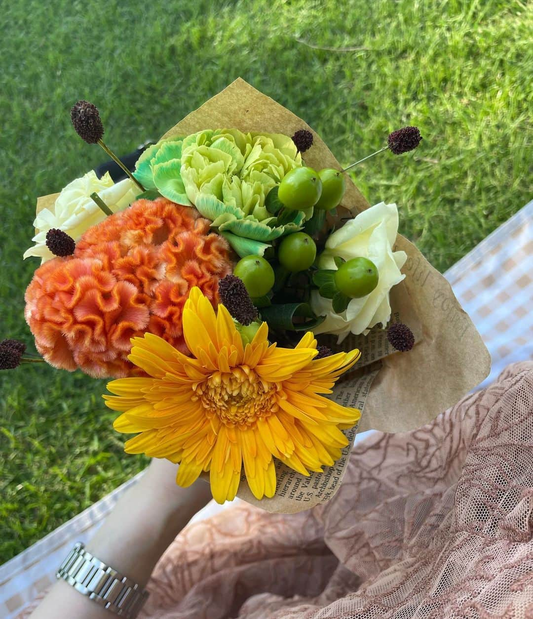 駒木結衣さんのインスタグラム写真 - (駒木結衣Instagram)「この花束を見つけたとき、 夏と秋の狭間にいる今の季節にぴったりだ〜と思って即決でした。ワレモコウがぴょんぴょんしてるのがポイント🪻  関東や西日本は今日も暑かったですね(-｡-; 今週後半は再び秋の空気に包まれそうです。 皆さまご自愛ください☺︎  #ひまわり #ワレモコウ #ケイトウ」9月28日 21時01分 - komaki_yui