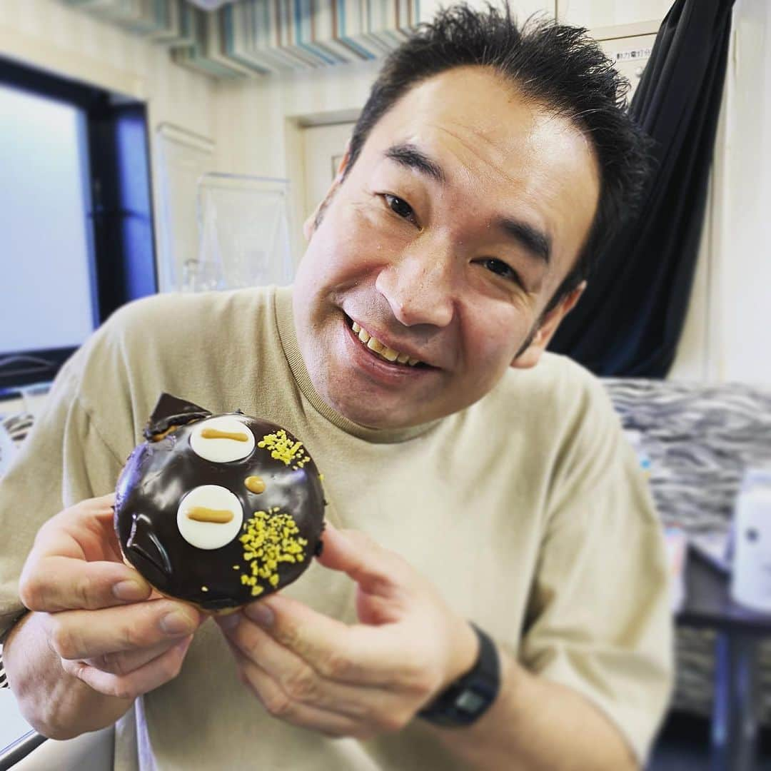 加藤啓さんのインスタグラム写真 - (加藤啓Instagram)「誕生日の小林けんいち。ドーナツ猫に負けないくらい可愛い。  #小林けんいち #動物電気 #加藤啓アワー #バカ息子は光を放つ」9月28日 21時01分 - kato_kei