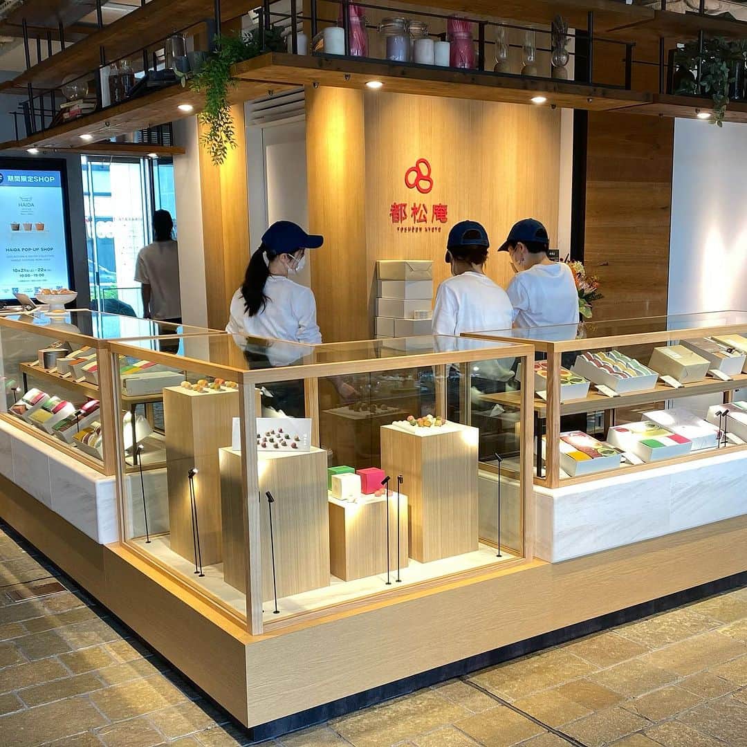 のインスタグラム：「枚方T-SITEから 新しい味のご紹介  本日「都松庵」がオープンしました。  「都松庵」は、あんこ屋「都製餡」が手がけるあんこ菓子専門店。  生あんを使用したグルテンフリーのクッキーやケーキなど、都松庵のお菓子の始まりは都製餡の現社長のお母さん。  お菓子作りが得意で、ヨーロッパまで勉強に行ったことのあるお母さんの作る毎日のおやつが元となっているそうです。  都松庵のお菓子が優しい味わいなのは今は亡きお母さんの思い出のおやつがスタートだったからなのですね。  都松庵のもう一つ素敵なところは、そのパッケージの美しさ。 贈り物にはもちろん、自分のための特別なスイーツとしても楽しんでください。  オープンを記念して、焼き菓子「AN DE FINANCIER 8pcs」の新しいギフト缶を先行販売しています。  優しくてお洒落なあんこ菓子、新しい枚方T-SITEの仲間をどうぞ宜しくお願いいたします。  【INFORMATION】 都松庵 ■場所：枚方T-SITE1階 駅側エレベーター前 ■時間：10:00〜20:00  #枚方tsite  #枚方tサイト  #枚方t_site  #枚方蔦屋書店  #都製餡  #都松庵 #あんこ菓子」