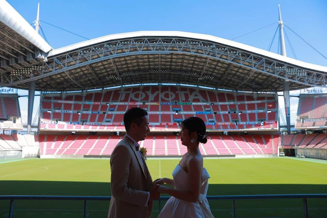 スタジオエイト 名古屋さんのインスタグラム写真 - (スタジオエイト 名古屋Instagram)「【豊田スタジアムでの撮影🏟️】 グランパスファンのお二人が選ばれたのは、やっぱりこちら✨ 中も外もフルコースで撮影ができて、外観、スタンド席、普段は絶対入れない選手ロッカールームまで！ 憧れの場所で撮影を満喫できます😍 ファンの方には堪らないのではないでしょうか⚽️  撮影可能な時期が限られますので、ぜひお早めにご検討ください⭐️  担当スタッフ⤵︎💁🏻‍♀️ 📷 @s.mochizuki.deco.ph  💄 Airi Yumioka→ HP gallery  📷photographer @t.oguri.deco.ph @s.mochizuki.deco.ph @n.kaoru.deco.ph @a.fujiwara.deco.ph @yagasaki.deco.ph ︎●sato kenta → HP gallery ●kimura mio → HP gallery ●kondo reina → HP gallery  💄hair&makeup @mitani.deco.hm @nanami.deco.hm @miharu.deco.hm @koide.deco.hm @nishimura.deco.hm @matsuyama.deco.hm ●kanamori kureha → HP gallery ●sato ayumi → HP gallery ●yukioka airi → HP gallery ●ishikawa haruka → HP gallery ●fuki ayano → HP gallery  私たちと一緒に働きませんか？ フォトグラファー、ヘアメイク、 フォトプランナーを募集中です★ @decollte_recruit  #デコルテフォト #スタジオエイト #プレ花嫁 #名古屋プレ花嫁 #ウエディングレポ #前撮りレポ #DWPG #撮る結婚式　 #ウェディングフォト #フォトウエディング #結婚準備 #前撮りポーズ #ウエディングニュース #weddingphoto #日本中のプレ花嫁さんと繋がりたい #プレ花嫁さんと繋がりたい #おしゃれさんと繋がりたい #カップルさんと繋がりたい #2023秋婚 #2023春婚 #2023夏婚 #marry花嫁 #洋装前撮り#前撮りポーズ #名古屋グランパス　#サッカー好きと繋がりたい  #豊田スタジアム　#豊田スタジアム」9月28日 21時02分 - studio8_nagoya.sakae